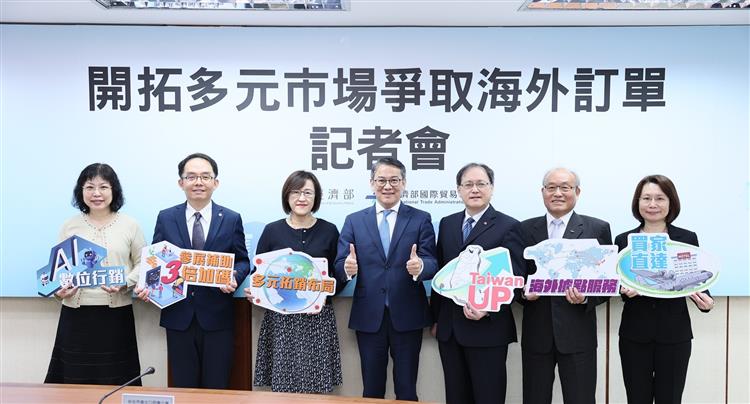 Director General William Liu  of TITA  posed with the secretaries general of TAITRA and IEAT, along with advisory team members.