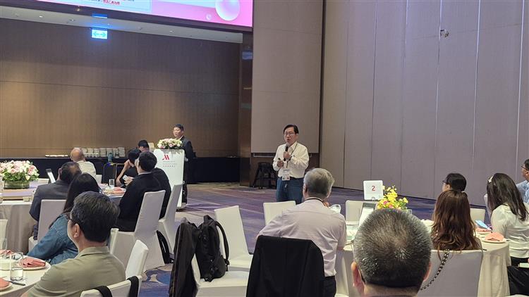 Syu Lian-cheng, Manager of Chuan Mao Energy Co., Ltd., explains government energy-saving subsidy resources and the application technologies.  