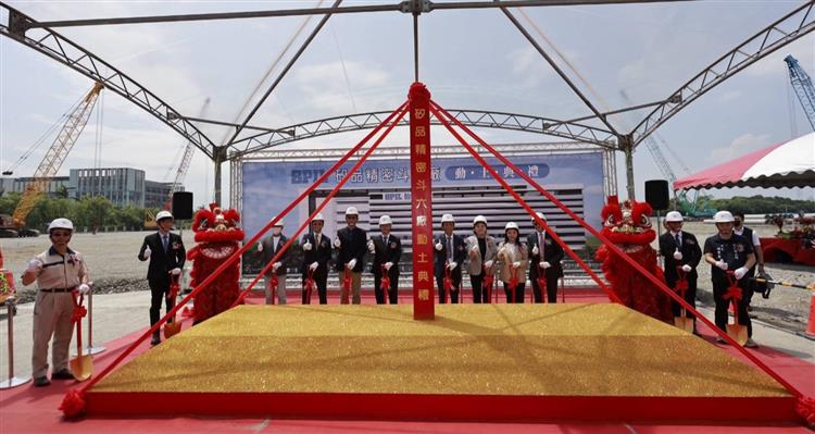 Minister of MOEA Kung Ming-Hsin, SPIL Vice Chairman Chang Yen-Chun, and distinguished guests pose for a photo with shovels at the ceremony.