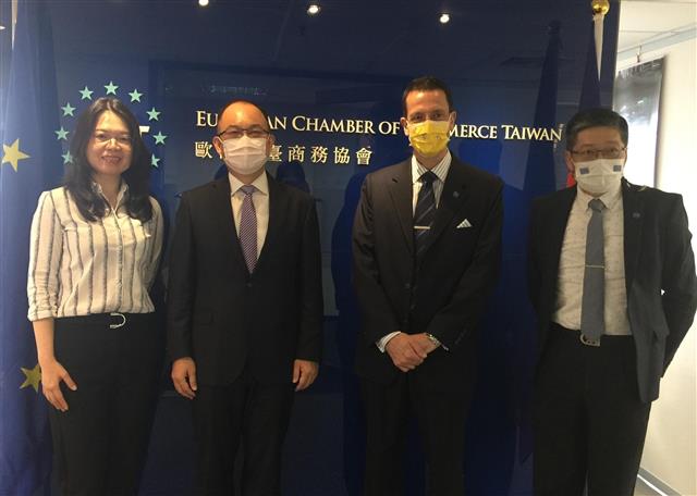 經濟部國合處廖浩志處長(左2)與歐洲商會執行長何飛逸(右2)合影