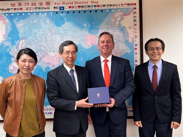 陳處長接見地方政府永續發展理事會秘書長Gino Van Begin
