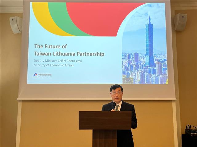 Deputy Minister Chen Chern-Chyi gives a speech during the Round Table