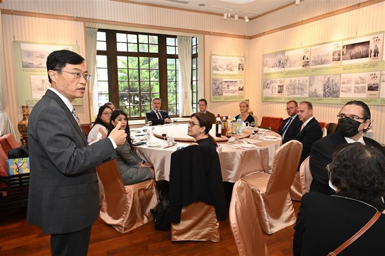 Open new window for MOEA Deputy Minister Chen (standing) speaks during the symposium's working lunch.(jpg)