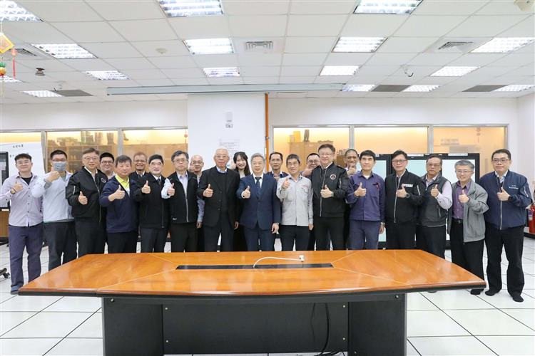 開啟彈跳視窗，連結到龔明鑫部長視察中油大林廠，並與中油公司同仁合影(jpg檔)