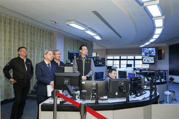 開啟彈跳視窗，連結到龔明鑫部長視察台電高雄調度中心，聽取台電公司報告電力調度情形(jpg檔)