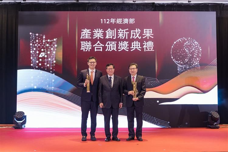 開啟彈跳視窗，連結到行政院副院長鄭文燦(中)頒贈獎座給第8屆經濟部國家產業創新獎卓越獎得主，元太科技董事長李政昊(左)及臺北醫學大學校長林建煌(右)。(jpg檔)