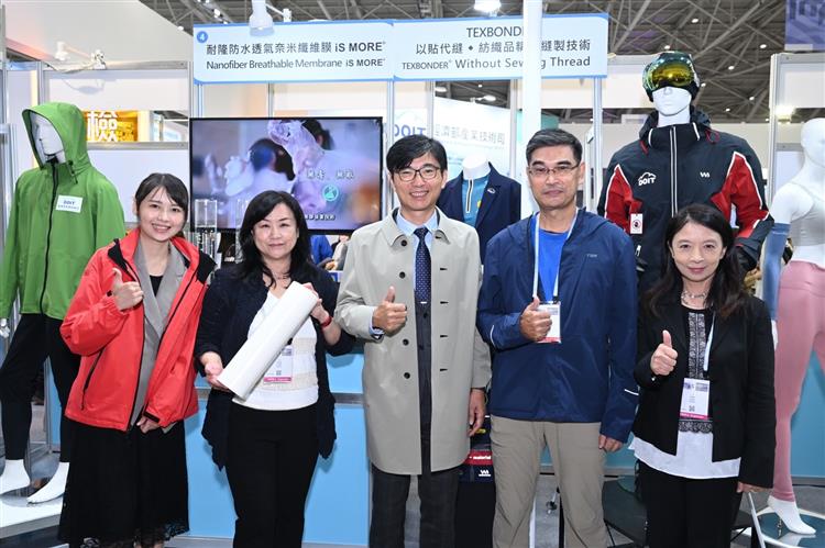 開啟彈跳視窗，連結到紡拓會「TEXBONDER®彈性聚酯熱熔膠材」，提升防水透氣外套性能，採用「以貼代縫」方法解決異質黏合紡織品處理問題。(jpg檔)