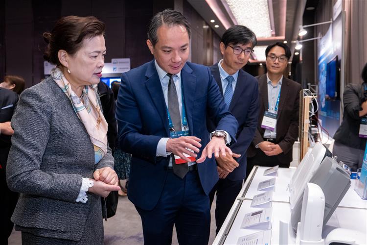 開啟彈跳視窗，連結到經濟部科專輔導的廠商展出亮眼的5G專網成果，經濟部長王美花參觀光寶科技利用5G大頻寬的全時無人保全應用。(jpg檔)
