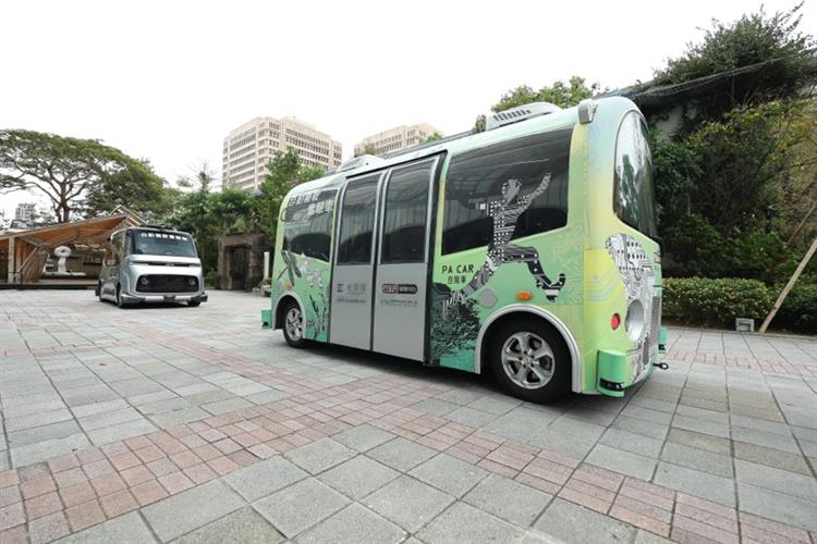 開啟彈跳視窗，連結到ARTC自駕隊列技術亮眼登場，透過低延遲車間通訊、智慧路口決策及異質車隊控制，成功將隊列技術應用於市區道路。(jpg檔)