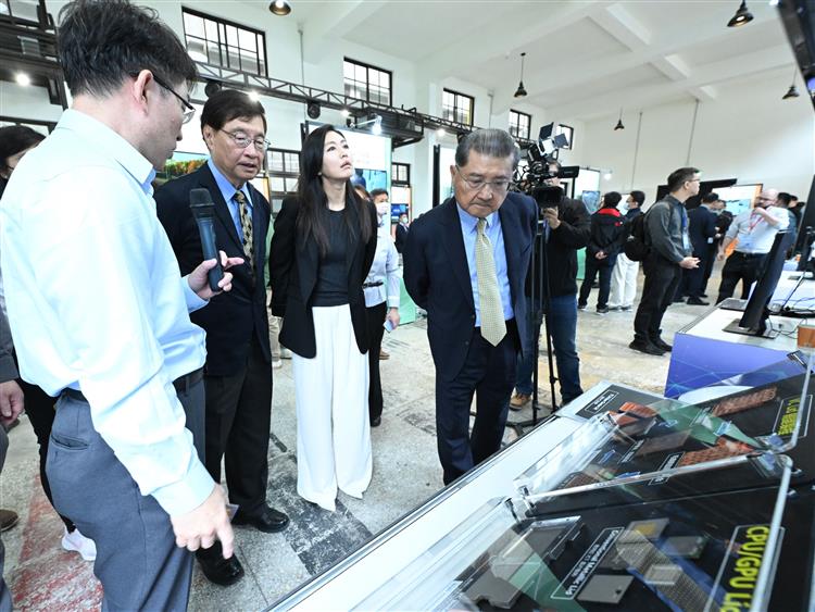 開啟彈跳視窗，連結到經濟部產業技術司支持工研院瞄準千瓦級散熱進行技術研發「HPC超高發熱晶片之散熱方案」，藉由晶片內的水量蒸發與冷凝，達到快速傳熱與大量移除熱量的效果。(jpg檔)