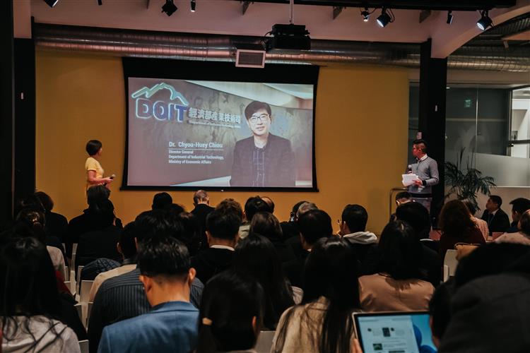 開啟彈跳視窗，連結到經濟部產業技術司邱求慧司長視訊致詞，爲現場的臺灣新創加油打氣。(jpg檔)
