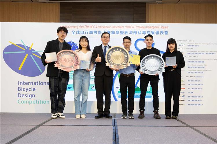 開啟彈跳視窗，連結到經濟部主任秘書楊志清(左三)與第25屆全球自行車設計比賽榮獲金、銀與銅牌的獲獎設計師代表合影留念。(jpg檔)