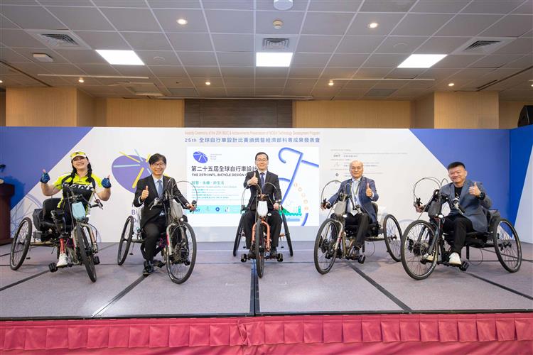 開啟彈跳視窗，連結到手搖車微電影女主角何欣茹(左起)、經濟部產業技術司司長邱求慧、經濟部主任秘書楊志清、自行車中心白政忠董事長與尚殷公司總經理黃嘉祥，上台親身體驗。(jpg檔)