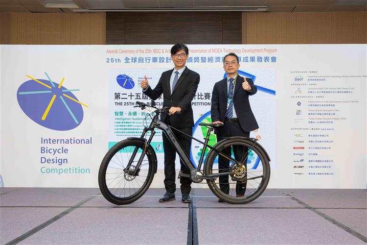 開啟彈跳視窗，連結到經濟部產業技術司司長邱求慧(左)及台達電子總經理劉佳容，與台達電開發的電動輔助自行車(E-Bike)智慧動力系統合影。(jpg檔)