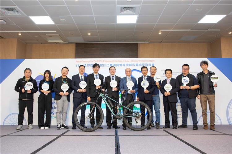 開啟彈跳視窗，連結到經濟部產業技術司司長邱求慧、經濟部主任秘書楊志清、自行車中心白政忠董事長與自行車公會吳盈進理事長，今天宣布成立「自行車共通協議聯盟」。(jpg檔)