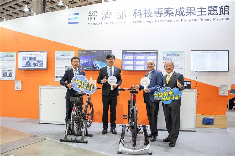開啟彈跳視窗，連結到自行車公會吳盈進理事長、經濟部產業技術司邱求慧司長、自行車中心白政忠董事長與吳永盛總經理，與經濟部科技專案成果的運動科技軟體及共通協議概念車合影留念。(jpg檔)