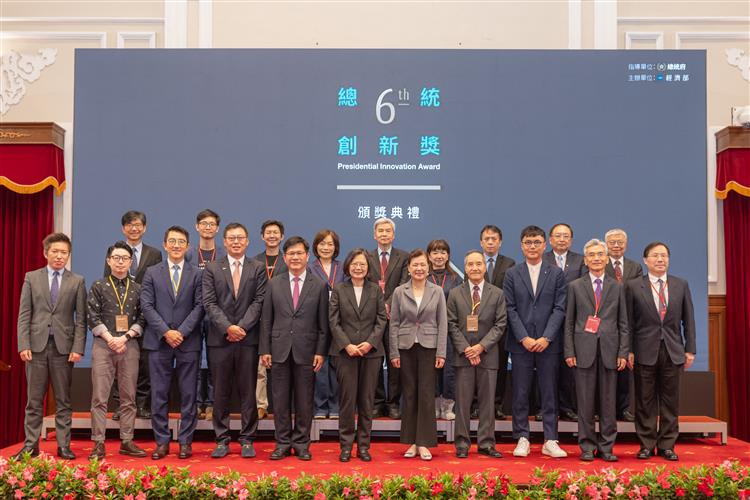 開啟彈跳視窗，連結到總統與第六屆總統創新獎得獎者及委員會委員合影。(jpg檔)