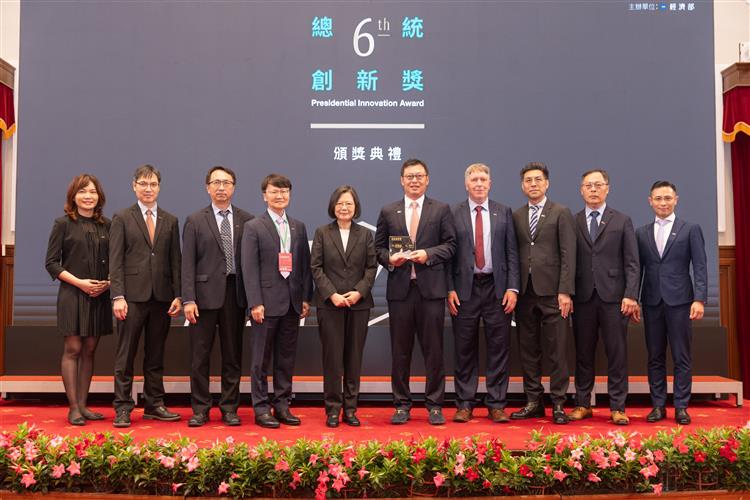 開啟彈跳視窗，連結到總統與團體組獲獎者元太科技董事長李政昊及其觀禮來賓合影。(jpg檔)