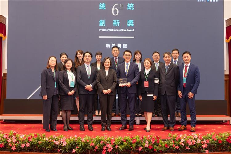 開啟彈跳視窗，連結到總統與團體組獲獎者保瑞藥業董事長盛保熙及其觀禮來賓合影。(jpg檔)