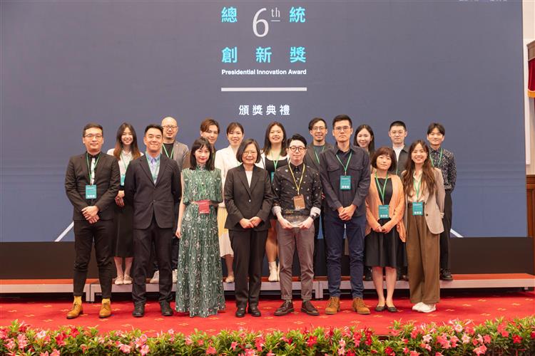 開啟彈跳視窗，連結到總統與團體組獲獎者嘖室共同創辦人徐震及其觀禮來賓合影。(jpg檔)