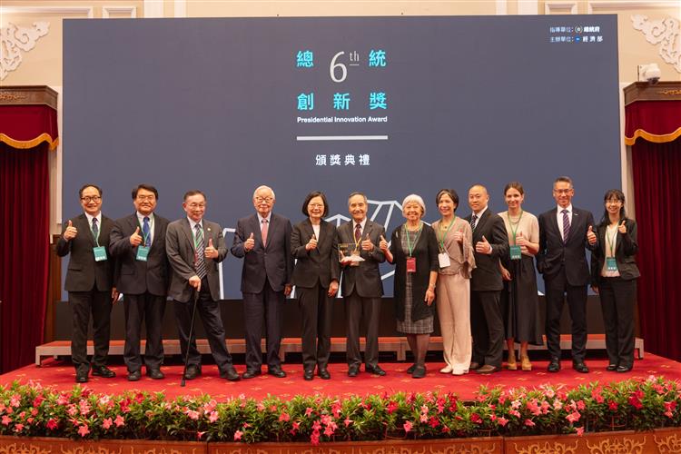 開啟彈跳視窗，連結到總統與一般個人組獲獎者清華大學特聘講座教授林本堅及其觀禮來賓合影。(jpg檔)