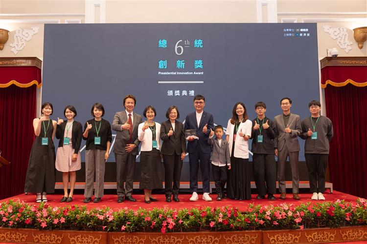 開啟彈跳視窗，連結到總統與一般個人組獲獎者Bito甲蟲創意創辦人劉耕名及其觀禮來賓合影。(jpg檔)