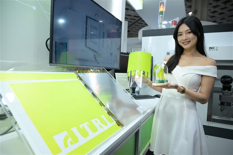 開啟彈跳視窗，連結到工研院「鈣鈦礦X光感測膜」相較現行X光材料碘化銫，擁有相對優越的X光轉換效率以及解析度，它僅需低劑量X光即可快速顯影。(jpg檔)