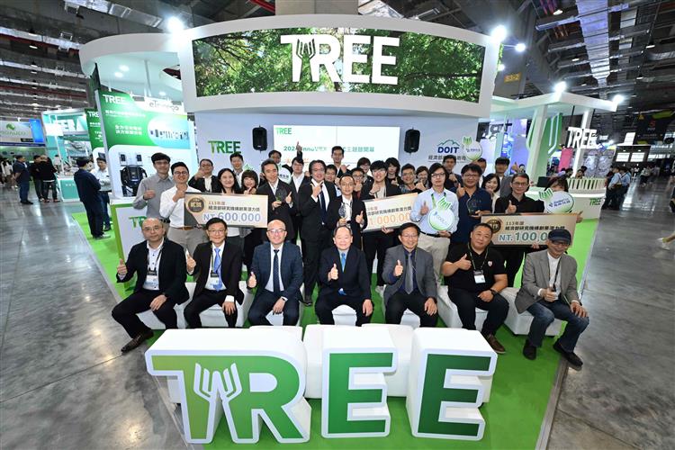 開啟彈跳視窗，連結到TREE新創主題館開幕儀式並進行TREE Award研究機構創業潛力獎，與會貴賓與得獎團隊合影。(jpg檔)