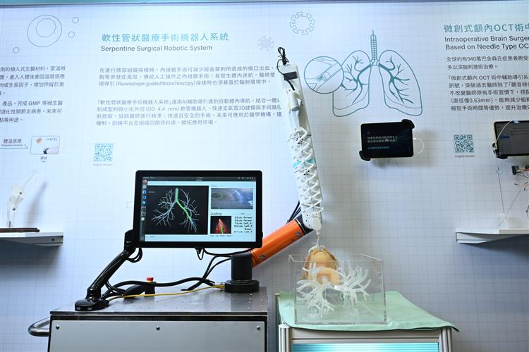 開啟彈跳視窗，連結到工研院開發之「軟性管狀醫療手術機器人系統」，運用AI輔助導引達到自動體內導航，結合一體式雷射雕刻成型的軟管機器人，可協助醫師手術更精準、快速且安全。(jpg檔)