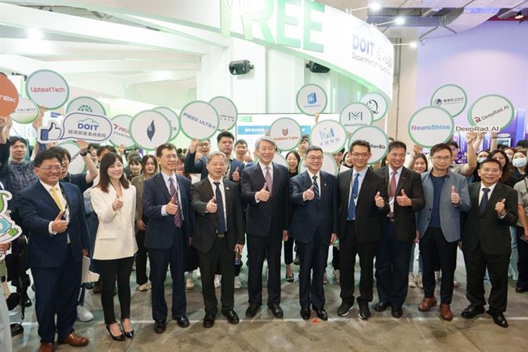 開啟彈跳視窗，連結到行政院卓榮泰院長、經濟部郭智輝部長蒞臨產業技術司TREE主題館，為科專前瞻技術研發新創團隊加油打氣(jpg檔)