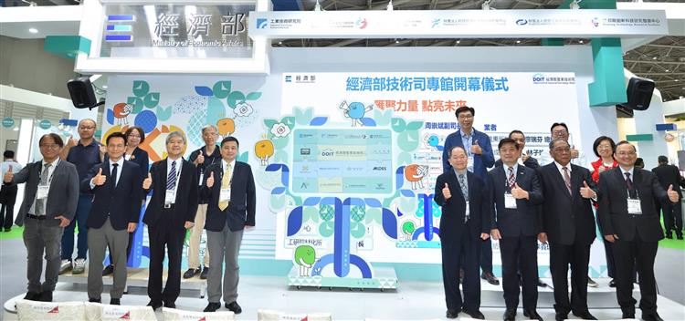 開啟彈跳視窗，連結到經濟部產業技術司於2026台北紡織展設立技術司專館，開幕儀式由技術司副司長周崇斌偕六家法人代表及業者共同進行拼圖點燈合影。(jpg檔)
