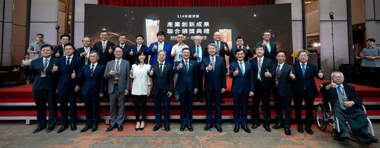 Open popup window for A group photo of all attendees at MOEA's 2025 Industrial Innovation Joint Awards Ceremony today (June 10).(jpg)