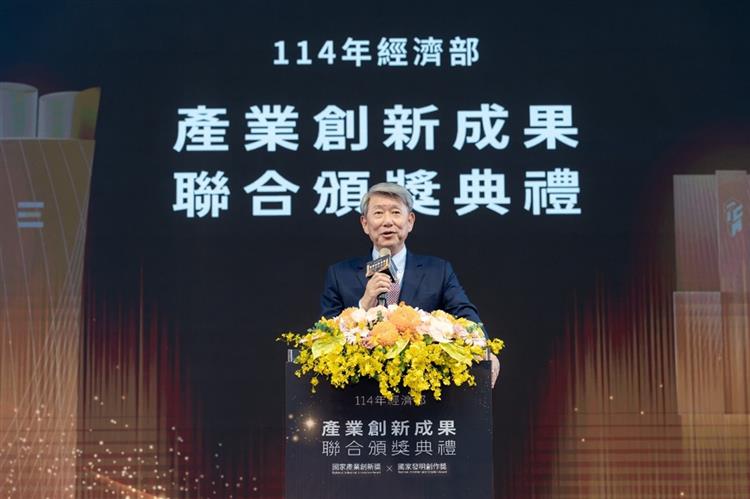 Open popup window for Minister of Economic Affairs J.W. Kuo delivers remarks at MOEA's 2025 Industrial Innovation Joint Awards Ceremony today (June 10).(jpg)