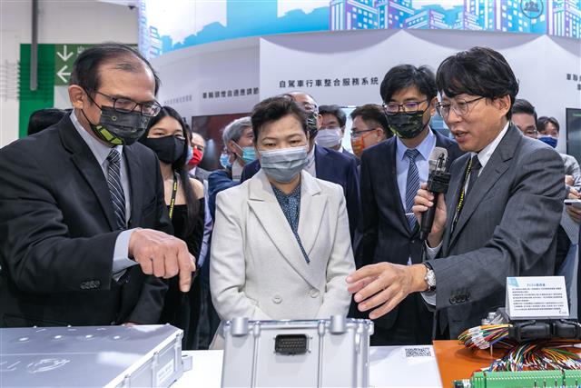 Wang Mei-hua (center), Minister of Economic Affairs, visits the mTARC Pavilion and sees the 25 R&amp;D achievements sponsored by DoIT.