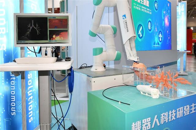 ITRI unveils Taiwan&#39;s first AI-powered endoscopic robot, advancing precision and safety in medical diagnostics.