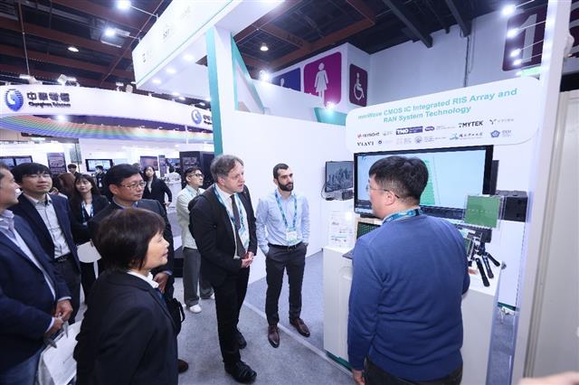 MOEA engaged with the UK TITAN and JOINER teams on ITRI&#39;s 4,096-element RIS module, advancing joint 6G technology cooperation.