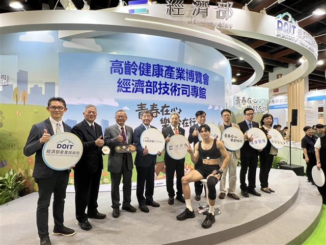 Minister without Portfolio Chen Shih-chung (fourth from the left) visits the DoIT Pavilion at the Healthy Ageing Tech Show.