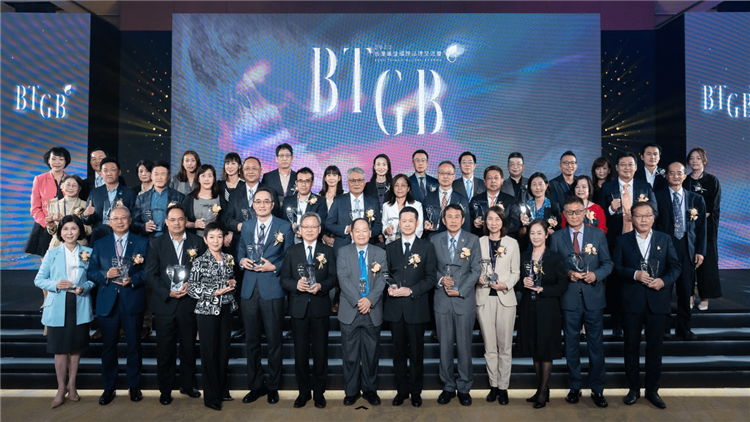 2022 Taiwan&#39;s Top 25 International Brands Announced, the Chief Secretary of the Industry Bureau took a group photo with VIPs