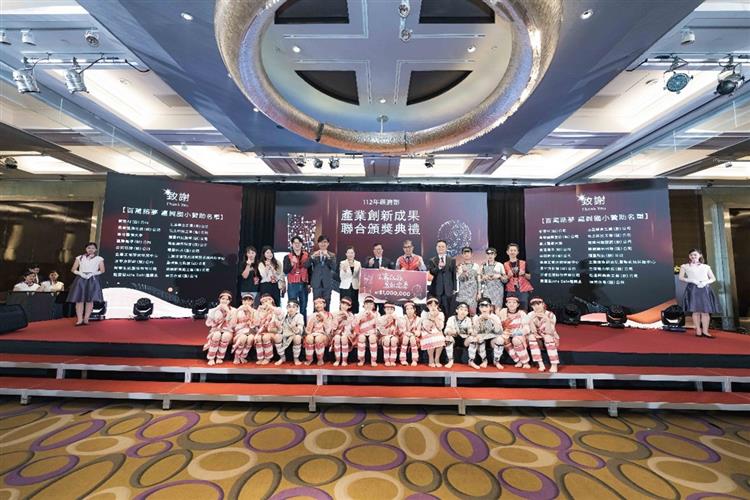 Open popup window for Vice Premier Cheng Wen-tsan and Minister of Economic Affairs Wang Mei-hua and guests presented sponsorship funds to Jiaxing Elementary School.(jpg)