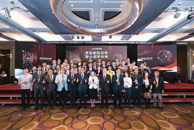 Open popup window for Group photo of Minister of Economic Affairs Wang Mei-hua, alongside recipients of the 2022 National Invention and Creation Award.(jpg)
