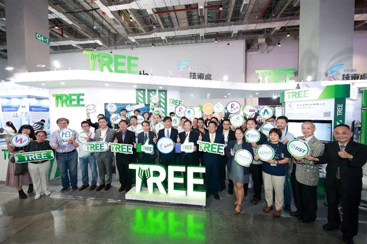 Open popup window for Group photo of distinguished guests and the 21 participating startups at the opening of the TREE Pavilion.(jpg)
