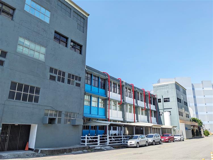 Three manufacturers in the Technology Industry Industrial Parks received project subsidies for factory building micro-plastic surgery. 