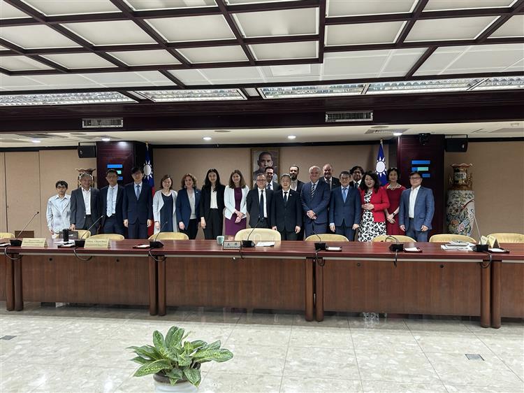 Minister Kung (ninth right) poses for a group photo with USTBC president Hammond-Chambers (ninth left) and his delegation at the MOEA.