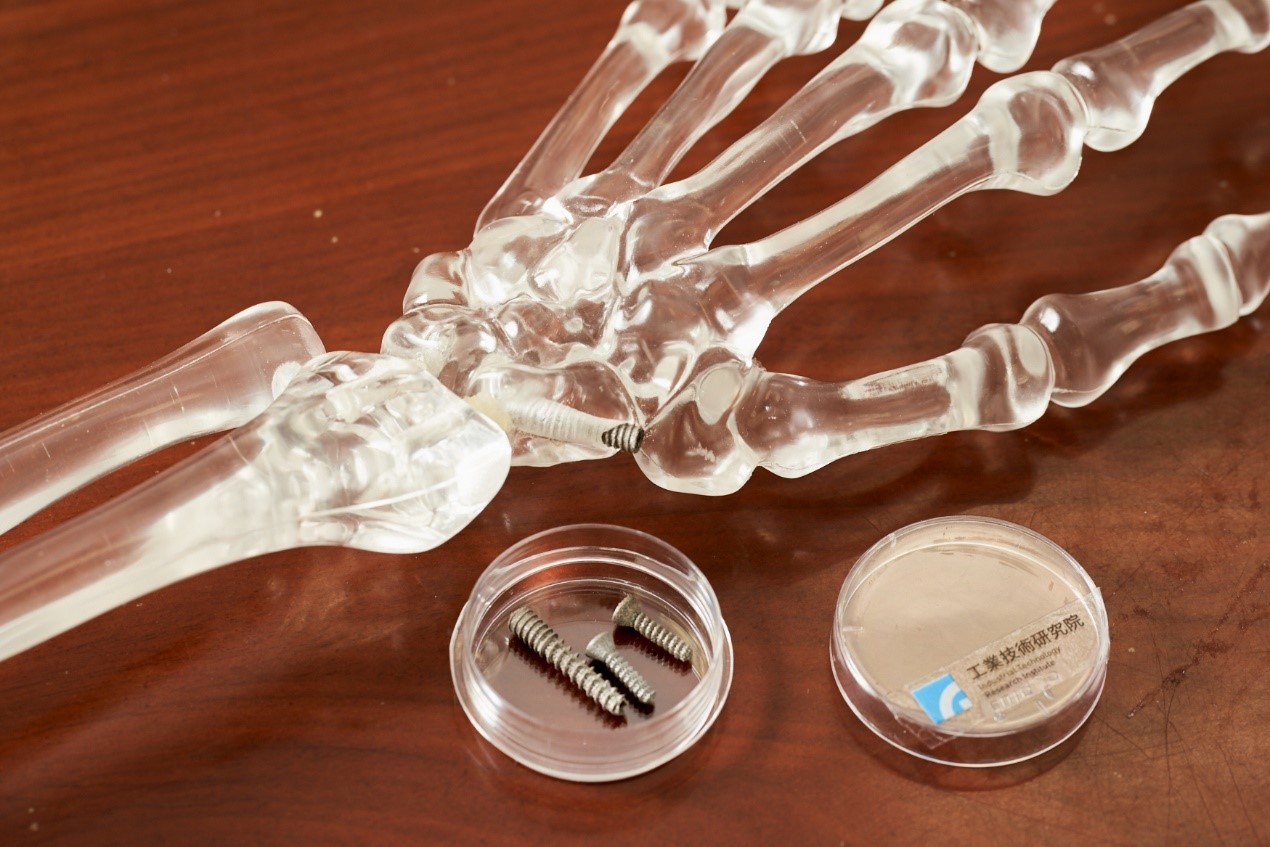 「促進組織整合仿生3D列印技術」以積層製造（3D列印），打造出「仿生中空骨釘」，可透過模擬、設計與製程管控，製作不同規格、多孔隙的骨釘、椎間融合器等植入骨材為智慧醫療提供助力。