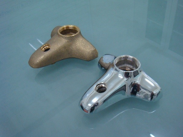 無鉛黃銅水龍頭半成品（上圖左：鑄造粗加工水龍頭；上圖右：精加工電鍍完成品）