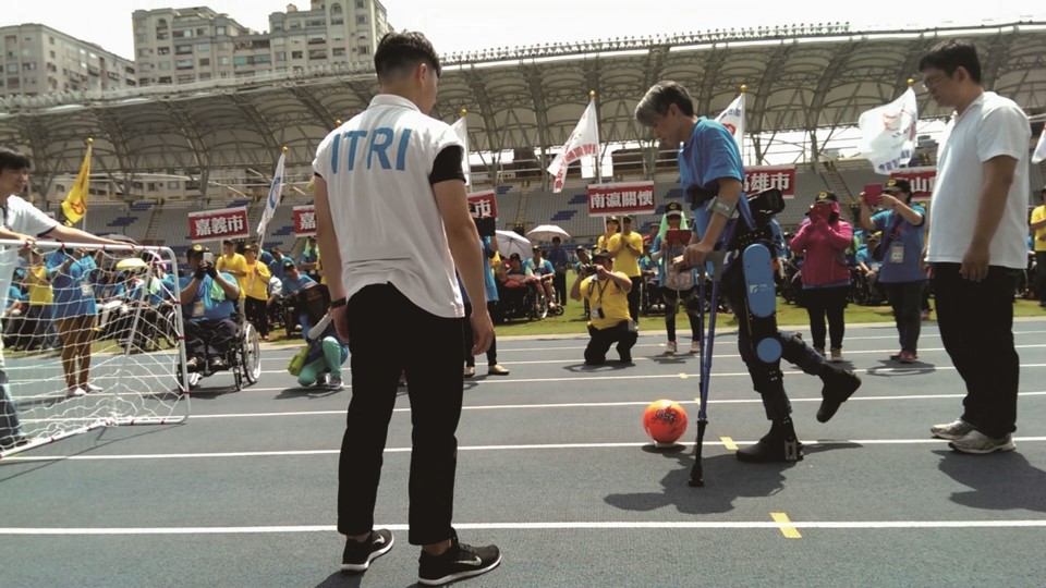 在全國脊損傷者運動會開幕式上，脊損傷友穿上機器人，以踢球射門完成開幕式