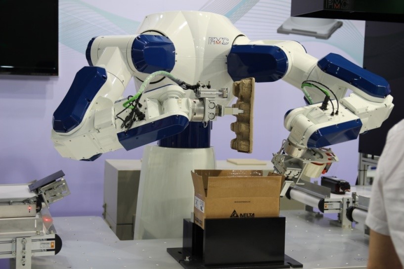 圖一：科專全軟體控制技術成果應用-雙臂機器人，實現產品裝箱示範作業