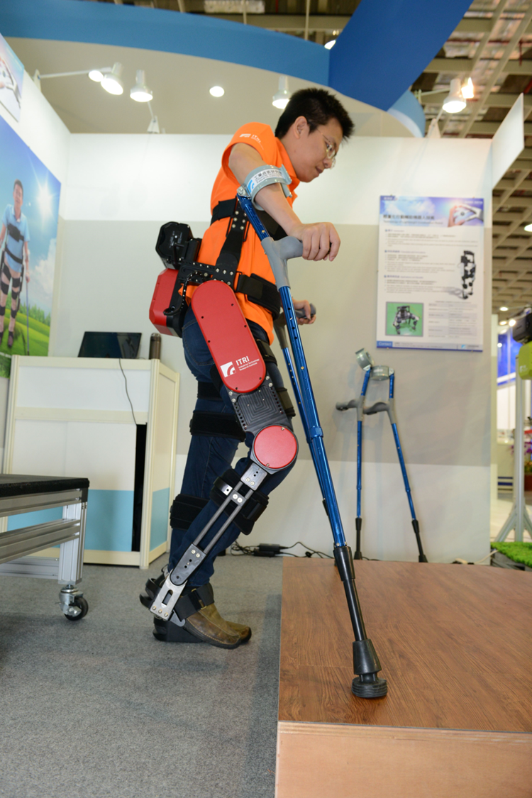 圖二：透過感測器與動力輔助，讓下半身癱瘓傷友自行穿著的行動輔具。