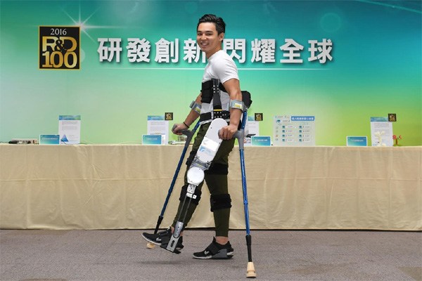 圖一：工研院RD100獲獎技術「行動輔助機器人」是以穿戴式外骨骼機器人設計。