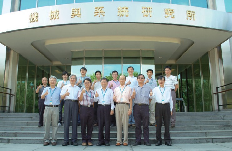 工研院機械與系統研究所蔡禎輝副所長與其團隊成員